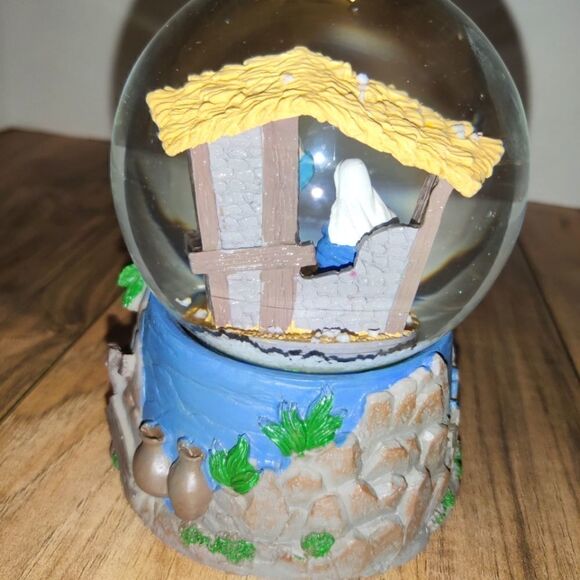 Kcare Musical Water Globe Nativity Scene 5½'in Tall - Picture 5 of 7